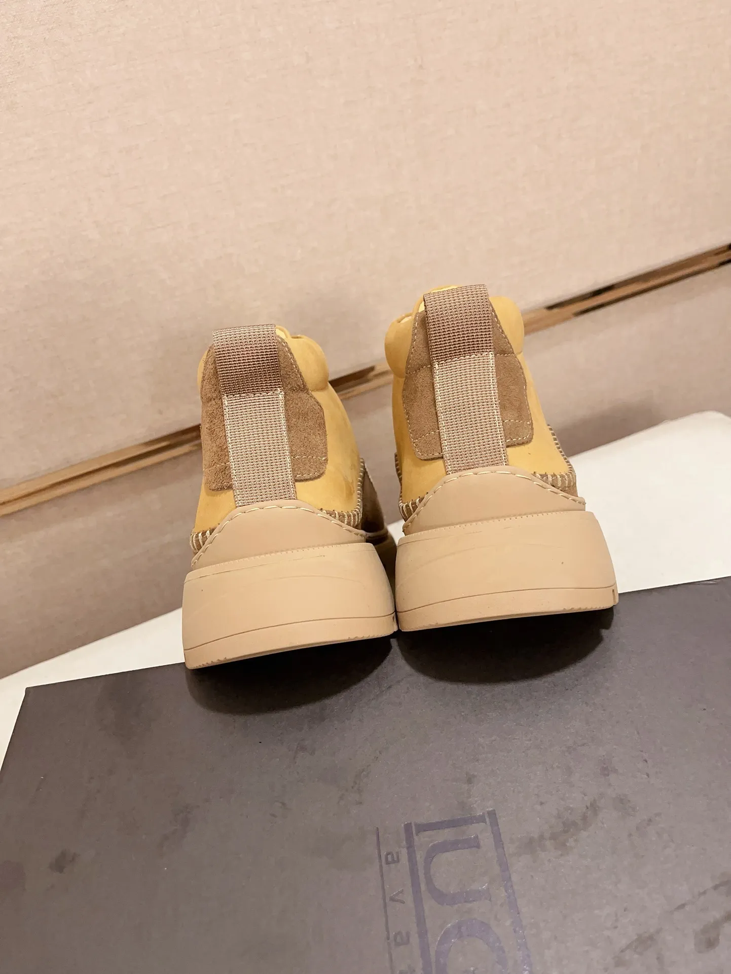Factory price: 760💰North American men's shoes Ugg ☃️In the special sale of new high-quality men's shoes snow boots in autumn and winter, the nemesis of extreme cold weather! Made of cowhide leather, merino wool lining, and original outsole, whether driving, outdoor or daily wear, there is always one that suits you! Code number 39-44